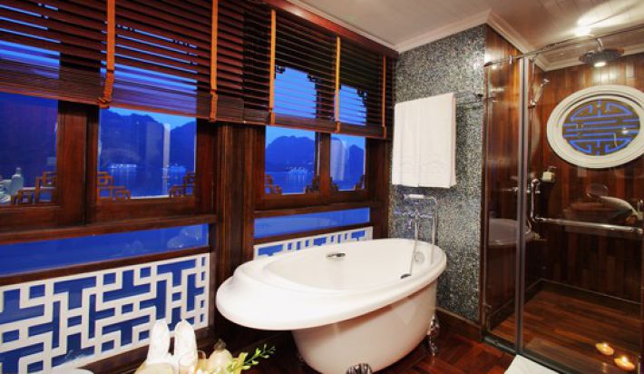 Au Co Suite bathroom