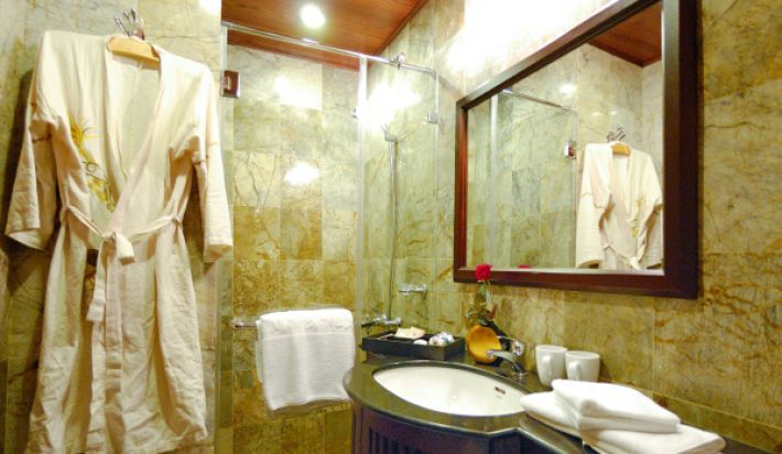 Deluxe cabin bathroom
