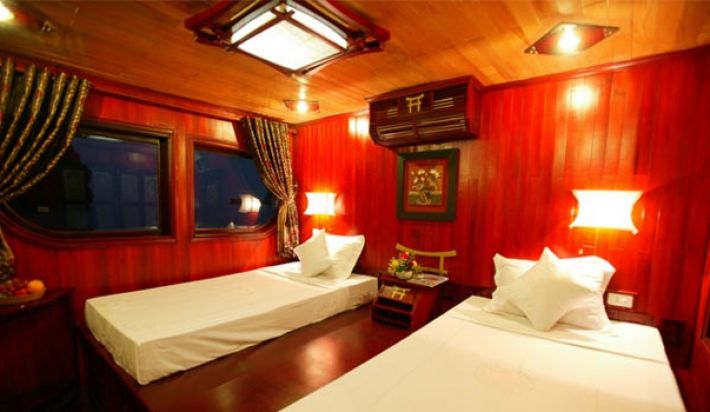 Twin bed ocean view
